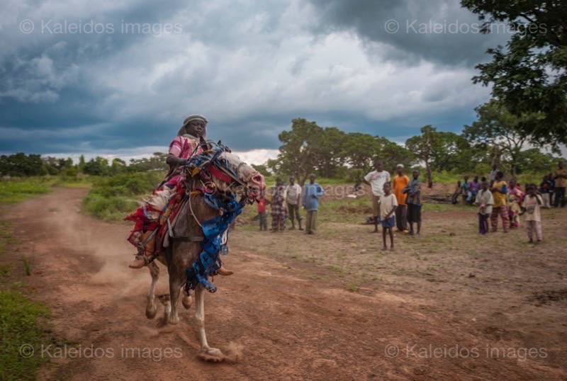 Africa;Afrique;Benin;Bénin;Cavaliers;Cheval;Chevaux;Horseman;Horsemen;Horses;Kaleidos;Kaleidos images;La parole à l'image;Rachid Fousséni;Rachidou Fousséni;Riders;Tarek Charara