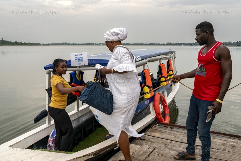 Lac Toho;Ouidah;Bénin;Afrique de l'Ouest;Indigo Village;Blue Boat;Couleur Indigo;éco-tourisme;bateau touristique;embarquement;gilet de sauvetage;boubou;tenue traditionnelle;tourisme lacustre;tourisme Afrique de l'Ouest;Tarek Charara;Kaleidos;Kaleidos images;La parole à l'image