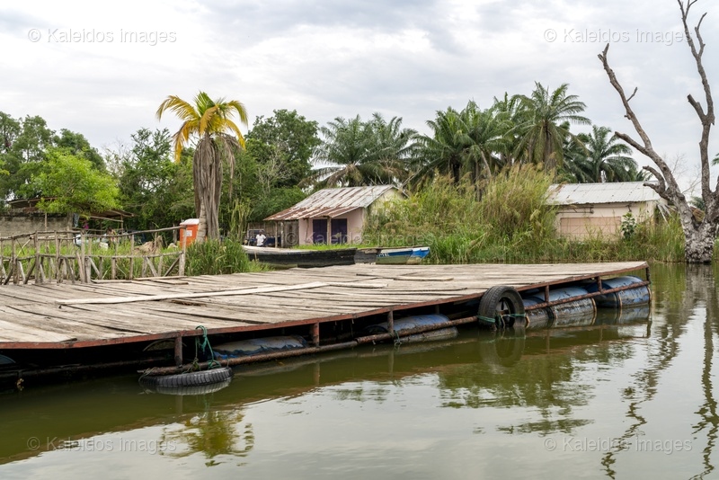 Lac Toho;Ouidah;Bénin;Afrique de l'Ouest;Tchiakpecodji Ahozon;embarcadère;ponton flottant;infrastructure informelle;palmier;toit de tôle;berge lacustre;pirogue;architecture vernaculaire;Afrique rurale;Tarek Charara;Kaleidos;Kaleidos images;La parole à l'image