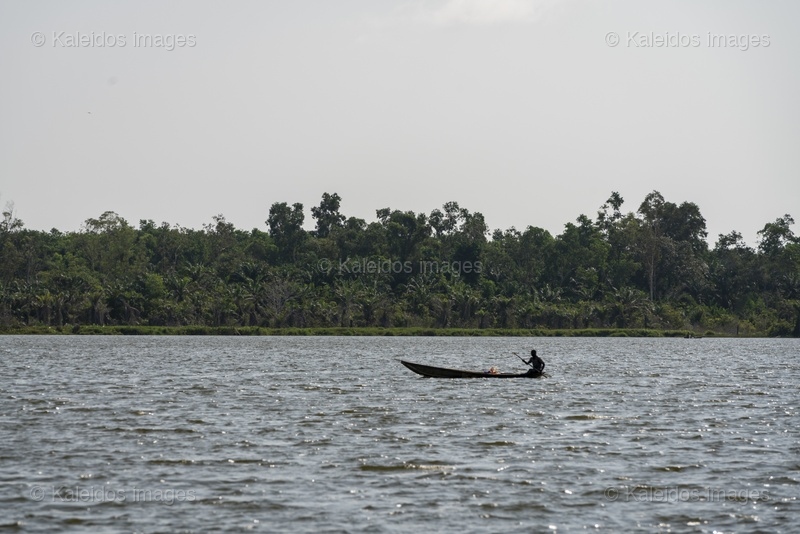 Lake Toho;Ouidah;Benin;West Africa;fisherman;pirogue;silhouette;paddle;lake landscape;open water;horizon;forest;solitude;traditional fishing;calm;Tarek Charara;Kaleidos;Kaleidos images;La parole à l'image