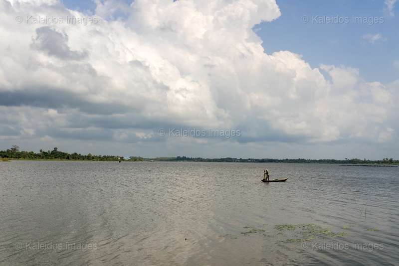 Lac Toho;Ouidah;Bénin;Afrique de l'Ouest;pêcheur;pirogue;debout;pagaie;cumulus;ciel dramatique;plan d'eau ouvert;nénuphar;paysage lacustre;pêche traditionnelle;solitude;Tarek Charara;Kaleidos;Kaleidos images;La parole à l'image