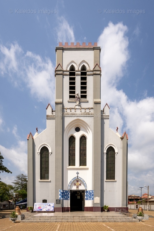 Bénin, Ouidah, basilique, Basilique de l'Immaculée-Conception, architecture néo-gothique, église catholique, façade, clocher, croix latine, patrimoine religieux, Afrique de l'Ouest, missionnaires, SMA, Société des Missions Africaines, Louis Dartois, François Steinmetz, basilique mineure, 1903, 1909, Jean-Paul II, extérieur, architecture coloniale, Dahomey,Lieux de culte;Églises