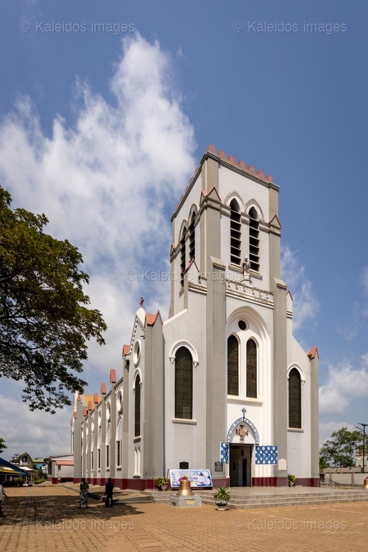 Bénin, Ouidah, basilique, Basilique de l'Immaculée-Conception, architecture néo-gothique, église catholique, façade, clocher, croix latine, patrimoine religieux, Afrique de l'Ouest, missionnaires, SMA, Société des Missions Africaines, Louis Dartois, François Steinmetz, basilique mineure, 1903, 1909, Jean-Paul II, extérieur, architecture coloniale, Dahomey,Lieux de culte;Églises