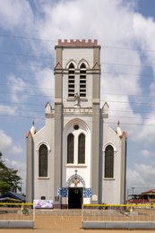 Bénin,-Ouidah,-basilique,-Basilique-de-lImmaculée-Conception,-architecture-néo-gothique,-église-catholique,-façade,-clocher,-croix-latine,-patrimoine-religieux,-Afrique-de-lOuest,-missionnaires,-SMA,-Société-des-Missions-Africaines,-Louis-Dartois,-François-Steinmetz,-basilique-mineure,-1903,-1909,-Jean-Paul-II,-extérieur,-architecture-coloniale,-Dahomey,Lieux-de-culte;Églises