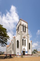 Bénin,-Ouidah,-basilique,-Basilique-de-lImmaculée-Conception,-architecture-néo-gothique,-église-catholique,-façade,-clocher,-croix-latine,-patrimoine-religieux,-Afrique-de-lOuest,-missionnaires,-SMA,-Société-des-Missions-Africaines,-Louis-Dartois,-François-Steinmetz,-basilique-mineure,-1903,-1909,-Jean-Paul-II,-extérieur,-architecture-coloniale,-Dahomey,Lieux-de-culte;Églises