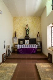 Benin,-Ouidah,-Basilica-of-the-Immaculate-Conception,-funerary-chapel,-tombs,-burials,-Louis-Dartois,-François-Steinmetz,-apostolic-vicars,-Dahomey,-SMA,-Society-of-African-Missions,-altar,-memory,-religious-heritage,-Catholicism,-West-Africa,-minor-basilica,-1909,-1989,-Tarek-Charara;Kaleidos;Kaleidos-images;La-parole-à-limage;Places-of-worship
