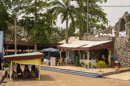 Benin,-Ouidah,-Basilica-of-the-Immaculate-Conception,-mass,-celebration,-liturgy,-Catholic-worship,-open-air,-worshippers,-priest,-celebrant,-religious-life,-Catholicism,-West-Africa,-2026,-religious-heritage,-Vodoun,-religious-coexistence,-Tarek-Charara;Kaleidos;Kaleidos-images;La-parole-à-limage;Places-of-worship