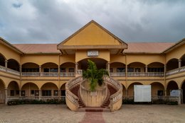 Arcades;Administrative-building;Architecture;Benin;City-hall;Colonial-architecture;Colonial-heritage;Courtyard;Dahomey;Double-staircase;Gallery;Heritage;History;Kaleidos;Kaleidos-images;La-parole-à-limage;Monument;Ouidah;Stories-Pictures;Tarek-Charara;Town-hall;U-shaped-building;West-Africa