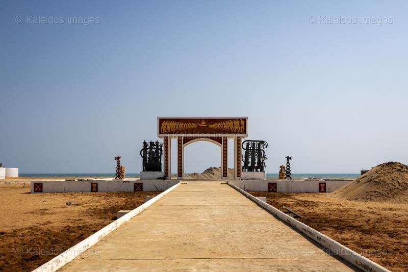Gate of No Return;Ouidah;Djègbadji;Benin;West Africa;Slave trade;Slavery;Memory;Heritage;UNESCO;Slave Route;Memorial monument;Voodoo;Dahomey;Atlantic Ocean;African diaspora;Colonial history;Commemoration;Building site;Heritage transformation;Yves Ahouangnimon;Fortuné Bandeira;Dominique Kouas Gnonnou;Yves Kpede;Sculpture;Bas-relief;Monumental architecture;Egungun;Tarek Charara;Kaleidos;Kaleidos images;La parole à l'image
