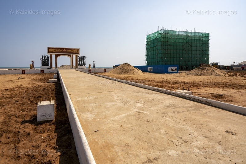 Gate of No Return;Ouidah;Djègbadji;Benin;West Africa;Slave trade;Slavery;Memory;Heritage;UNESCO;Slave Route;Memorial monument;Voodoo;Dahomey;Atlantic Ocean;African diaspora;Colonial history;Commemoration;Building site;Heritage transformation;Yves Ahouangnimon;Fortuné Bandeira;Dominique Kouas Gnonnou;Yves Kpede;Sculpture;Bas-relief;Monumental architecture;Egungun;Tarek Charara;Kaleidos;Kaleidos images;La parole à l'image