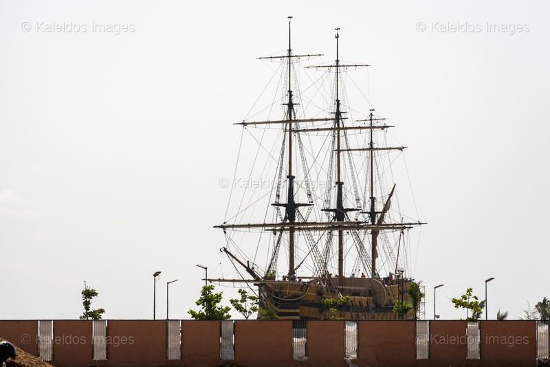 Bateau du Départ;L'Aurore;Slave ship;Museum ship;Replica;Three-masted vessel;Ouidah;Djègbadji;Benin;West Africa;Slave trade;Slavery;Memory;Heritage;Slave Route;Gate of No Return;La Marina;Memorial complex;Memorial tourism;Triangular trade;Atlantic Ocean;Vodun Days;Beach;Construction site;Lagoon;Tarek Charara;Kaleidos;Kaleidos images;La parole à l'image