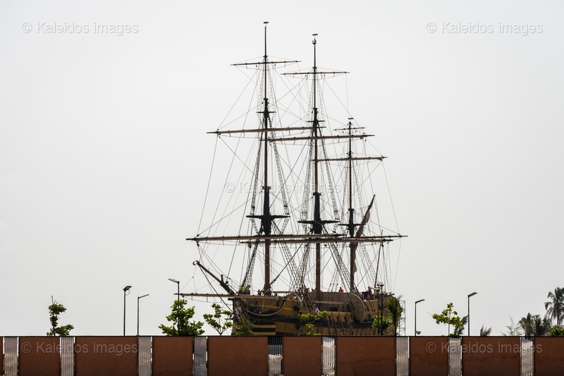Bateau du Départ;L'Aurore;Slave ship;Museum ship;Replica;Three-masted vessel;Ouidah;Djègbadji;Benin;West Africa;Slave trade;Slavery;Memory;Heritage;Slave Route;Gate of No Return;La Marina;Memorial complex;Memorial tourism;Triangular trade;Atlantic Ocean;Vodun Days;Beach;Construction site;Lagoon;Tarek Charara;Kaleidos;Kaleidos images;La parole à l'image