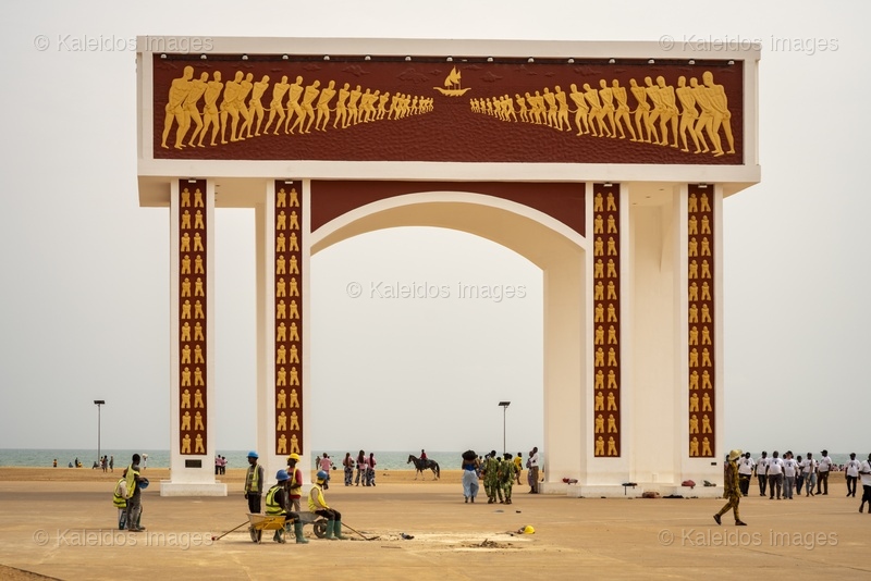Gate of No Return;New Gate of No Return;Ouidah;Djègbadji;Benin;West Africa;Slave trade;Slavery;Memory;Heritage;UNESCO;Slave Route;Memorial monument;Voodoo;Tree of Return;Dahomey;Atlantic Ocean;African diaspora;Colonial history;Commemoration;Vodun Days;Fortuné Bandeira;Beninese sculptor;Bas-relief;Monumental architecture;Concrete;Esplanade;La Marina;Tarek Charara;Kaleidos;Kaleidos images;La parole à l'image