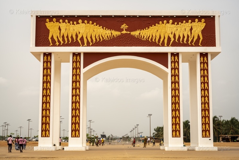 Gate of No Return;New Gate of No Return;Ouidah;Djègbadji;Benin;West Africa;Slave trade;Slavery;Memory;Heritage;UNESCO;Slave Route;Memorial monument;Voodoo;Tree of Return;Dahomey;Atlantic Ocean;African diaspora;Colonial history;Commemoration;Vodun Days;Fortuné Bandeira;Beninese sculptor;Bas-relief;Monumental architecture;Concrete;Esplanade;La Marina;Tarek Charara;Kaleidos;Kaleidos images;La parole à l'image