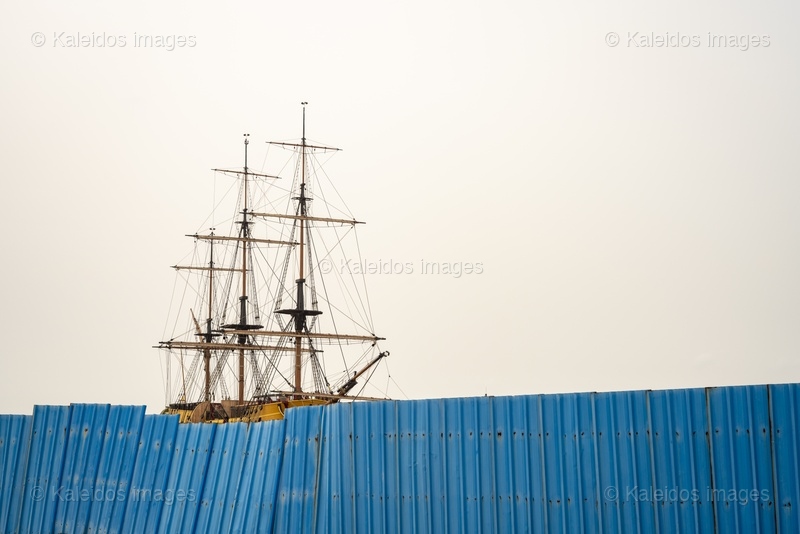 Bateau du Départ;L'Aurore;Slave ship;Museum ship;Replica;Three-masted vessel;Ouidah;Djègbadji;Benin;West Africa;Slave trade;Slavery;Memory;Heritage;Slave Route;Gate of No Return;La Marina;Memorial complex;Memorial tourism;Triangular trade;Atlantic Ocean;Vodun Days;Beach;Construction site;Lagoon;Tarek Charara;Kaleidos;Kaleidos images;La parole à l'image