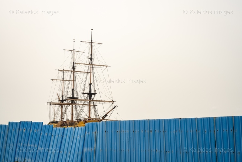 Bateau du Départ;L'Aurore;Slave ship;Museum ship;Replica;Three-masted vessel;Ouidah;Djègbadji;Benin;West Africa;Slave trade;Slavery;Memory;Heritage;Slave Route;Gate of No Return;La Marina;Memorial complex;Memorial tourism;Triangular trade;Atlantic Ocean;Vodun Days;Beach;Construction site;Lagoon;Tarek Charara;Kaleidos;Kaleidos images;La parole à l'image