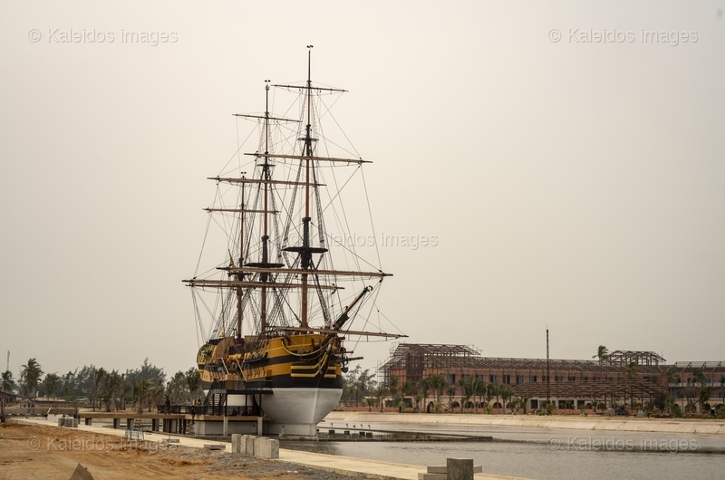 Bateau du Départ;L'Aurore;Slave ship;Museum ship;Replica;Three-masted vessel;Ouidah;Djègbadji;Benin;West Africa;Slave trade;Slavery;Memory;Heritage;Slave Route;Gate of No Return;La Marina;Memorial complex;Memorial tourism;Triangular trade;Atlantic Ocean;Vodun Days;Beach;Construction site;Lagoon;Tarek Charara;Kaleidos;Kaleidos images;La parole à l'image