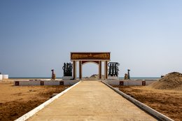 Gate-of-No-Return;Ouidah;Djègbadji;Benin;West-Africa;Slave-trade;Slavery;Memory;Heritage;UNESCO;Slave-Route;Memorial-monument;Voodoo;Dahomey;Atlantic-Ocean;African-diaspora;Colonial-history;Commemoration;Building-site;Heritage-transformation;Yves-Ahouangnimon;Fortuné-Bandeira;Dominique-Kouas-Gnonnou;Yves-Kpede;Sculpture;Bas-relief;Monumental-architecture;Egungun;Tarek-Charara;Kaleidos;Kaleidos-images;La-parole-à-limage