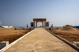 Gate-of-No-Return;Ouidah;Djègbadji;Benin;West-Africa;Slave-trade;Slavery;Memory;Heritage;UNESCO;Slave-Route;Memorial-monument;Voodoo;Dahomey;Atlantic-Ocean;African-diaspora;Colonial-history;Commemoration;Building-site;Heritage-transformation;Yves-Ahouangnimon;Fortuné-Bandeira;Dominique-Kouas-Gnonnou;Yves-Kpede;Sculpture;Bas-relief;Monumental-architecture;Egungun;Tarek-Charara;Kaleidos;Kaleidos-images;La-parole-à-limage