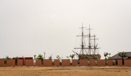 Bateau-du-Départ;LAurore;Slave-ship;Museum-ship;Replica;Three-masted-vessel;Ouidah;Djègbadji;Benin;West-Africa;Slave-trade;Slavery;Memory;Heritage;Slave-Route;Gate-of-No-Return;La-Marina;Memorial-complex;Memorial-tourism;Triangular-trade;Atlantic-Ocean;Vodun-Days;Beach;Construction-site;Lagoon;Tarek-Charara;Kaleidos;Kaleidos-images;La-parole-à-limage