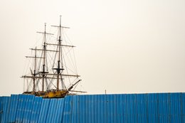 Bateau-du-Départ;LAurore;Slave-ship;Museum-ship;Replica;Three-masted-vessel;Ouidah;Djègbadji;Benin;West-Africa;Slave-trade;Slavery;Memory;Heritage;Slave-Route;Gate-of-No-Return;La-Marina;Memorial-complex;Memorial-tourism;Triangular-trade;Atlantic-Ocean;Vodun-Days;Beach;Construction-site;Lagoon;Tarek-Charara;Kaleidos;Kaleidos-images;La-parole-à-limage