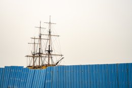 Bateau-du-Départ;LAurore;Slave-ship;Museum-ship;Replica;Three-masted-vessel;Ouidah;Djègbadji;Benin;West-Africa;Slave-trade;Slavery;Memory;Heritage;Slave-Route;Gate-of-No-Return;La-Marina;Memorial-complex;Memorial-tourism;Triangular-trade;Atlantic-Ocean;Vodun-Days;Beach;Construction-site;Lagoon;Tarek-Charara;Kaleidos;Kaleidos-images;La-parole-à-limage