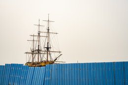 Bateau-du-Départ;LAurore;Slave-ship;Museum-ship;Replica;Three-masted-vessel;Ouidah;Djègbadji;Benin;West-Africa;Slave-trade;Slavery;Memory;Heritage;Slave-Route;Gate-of-No-Return;La-Marina;Memorial-complex;Memorial-tourism;Triangular-trade;Atlantic-Ocean;Vodun-Days;Beach;Construction-site;Lagoon;Tarek-Charara;Kaleidos;Kaleidos-images;La-parole-à-limage