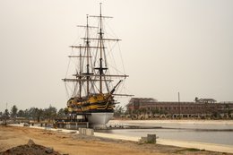 Bateau-du-Départ;LAurore;Slave-ship;Museum-ship;Replica;Three-masted-vessel;Ouidah;Djègbadji;Benin;West-Africa;Slave-trade;Slavery;Memory;Heritage;Slave-Route;Gate-of-No-Return;La-Marina;Memorial-complex;Memorial-tourism;Triangular-trade;Atlantic-Ocean;Vodun-Days;Beach;Construction-site;Lagoon;Tarek-Charara;Kaleidos;Kaleidos-images;La-parole-à-limage