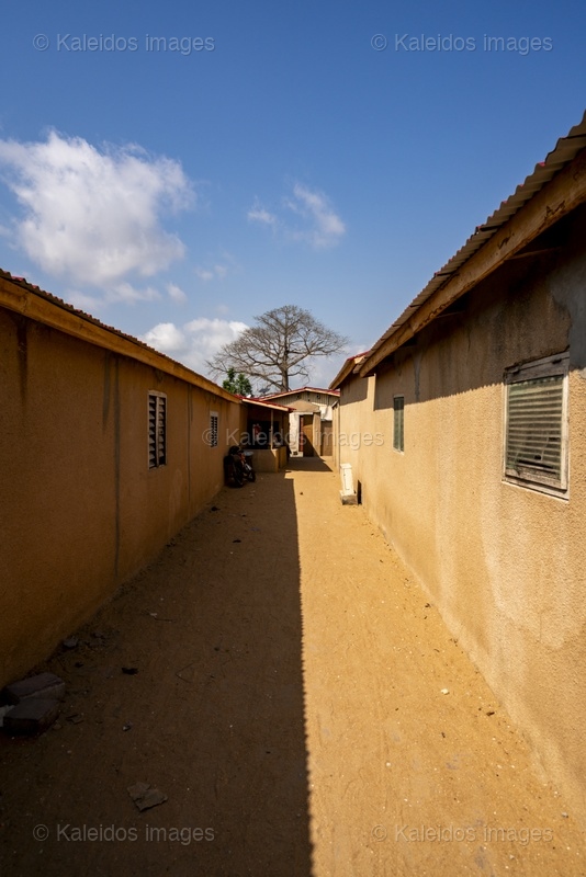 African architecture;Alley;Benin;Daily life;Dry season;Heritage;Historic neighborhood;History;Kaleidos;Kaleidos images;La parole à l'image;Memory city;Ouidah;Slave route;Tarek Charara;Vernacular architecture;West Africa
