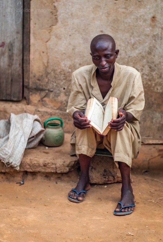 Africa;Benin;Coran;Islam;Kaleidos;Kaleidos images;La parole à l'image;Man;Men;Muslim;Quran;Religion;Tarek Charara