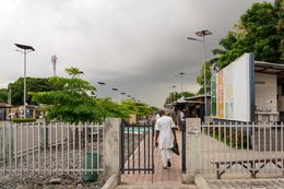 Artisanat;-Bandeau-rouge;-Bénin;-Boubou;-Cotonou;-Entrée;-Gbegamey;-Grille;-Kaleidos;-Kaleidos-images;-La-parole-à-limage;-Lampadaire-solaire;-Marché-des-arts;-Nuages;-Portail;-Tarek-Charara;-Voie-ferrée