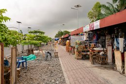 Allée;-Artisanat;-Bandeau-rouge;-Bénin;-Boutique;-Cotonou;-Échoppe;-Gbegamey;-Kaleidos;-Kaleidos-images;-La-parole-à-limage;-Marché-des-arts;-Tarek-Charara;-Tissu;-Voie-ferrée