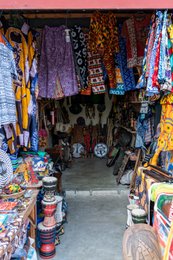 Artisanat;-Bénin;-Bogolan;-Boutique;-Cotonou;-Djembé;-Échoppe;-Gbegamey;-Kaleidos;-Kaleidos-images;-La-parole-à-limage;-Marché-des-arts;-Masque;-Sac;-Tarek-Charara;-Tissu-wax