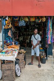 Artisan;-Artisanat;-Bandeau-rouge;-Bénin;-Cotonou;-Échoppe;-Gbegamey;-Kaleidos;-Kaleidos-images;-La-parole-à-limage;-Marché-des-arts;-Masque;-Panier;-Sac-tissé;-Sourire;-Statuette;-Tarek-Charara