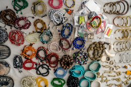 Accessoire;-Artisanat;-Bénin;-Bijou;-Bracelet;-Collier;-Corne;-Cotonou;-Gbegamey;-Kaleidos;-Kaleidos-images;-La-parole-à-limage;-Laiton;-Marché-des-arts;-Perle;-Tarek-Charara