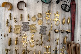 Artisanat;-Bénin;-Bracelet;-Breloque;-Cotonou;-Fonte-à-la-cire-perdue;-Gbegamey;-Kaleidos;-Kaleidos-images;-La-parole-à-limage;-Laiton;-Lézard;-Marché-des-arts;-Peigne-en-bois;-Pendentif;-Tarek-Charara