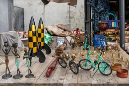 -Artisanat;-Bénin;-Bicyclette;-Cotonou;-Figurine;-Fil-de-fer;-Gbegamey;-Kaleidos;-Kaleidos-images;-La-parole-à-limage;-Laiton;-Marché-des-arts;-Métal-recyclé;-Statuette;-Tarek-Charara