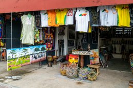 Artisanat;-Baobab;-Bénin;-Cotonou;-Échoppe;-Gbegamey;-Kaleidos;-Kaleidos-images;-La-parole-à-limage;-Marché-des-arts;-Panier-tressé;-Peinture;-Tarek-Charara;-Tee-shirt;-Tunique-brodée;-Vannerie