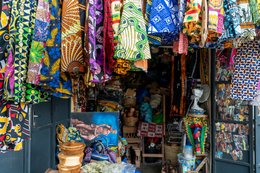 -Artisanat;-Bénin;-Boutique;-Cotonou;-Échoppe;-Gbegamey;-Kaleidos;-Kaleidos-images;-La-parole-à-limage;-Marché-des-arts;-Sac;-Tableau-peint;-Tarek-Charara;-Tissu-imprimé;-Wax