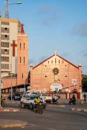 Architecture-religieuse;-Avenue-Clozel;-Bénin;-Cathédrale;-Cotonou;-Façade;-Kaleidos;-Kaleidos-images;-La-parole-à-limage;-Lieux-de-culte;-Moto-taxi;-Notre-Dame-de-Miséricorde;-Rayures-rouge-et-blanc;-Stories-Pictures;-Tarek-Charara