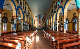 Architecture-religieuse;-Bancs;-Bénin;-Cathédrale;-Colonnade;-Cotonou;-Kaleidos;-Kaleidos-images;-La-parole-à-limage;-Lieux-de-culte;-Nef;-Notre-Dame-de-Miséricorde;-Panorama;-Plan-basilical;-Stories-Pictures;-Tarek-Charara