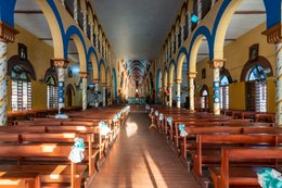 Architecture-religieuse;-Bancs;-Bénin;-Cathédrale;-Colonnade;-Cotonou;-Kaleidos;-Kaleidos-images;-La-parole-à-limage;-Lieux-de-culte;-Nef;-Notre-Dame-de-Miséricorde;-Panorama;-Plan-basilical;-Stories-Pictures;-Tarek-Charara