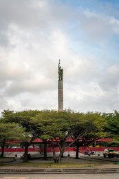 Benin;-Car;-Cotonou;-Kaleidos;-Kaleidos-images;-La-parole-à-limage;-Marxism-Leninism;-Mathieu-Kérékou;-Monument;-Overcast-sky;-Pergola;-Place-de-lÉtoile-Rouge;-Red-star;-Revolutionary-architecture;-Roundabout;-Statue;-Stories-Pictures;-Tarek-Charara;-Traffic-circle;-Trees;-West-Africa