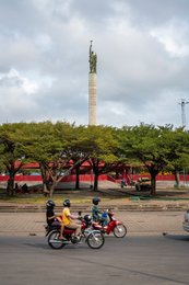 Benin;-Cotonou;-Helmet;-Kaleidos;-Kaleidos-images;-La-parole-à-limage;-Monument;-Motorcycle-taxi;-Place-de-lÉtoile-Rouge;-Red-star;-Roundabout;-Statue;-Stories-Pictures;-Tarek-Charara;-Urban-traffic;-West-Africa;-Zemidjan