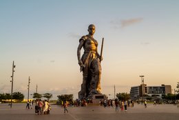 Amazone;-Bénin;-Boulevard-de-la-Marina;-Bronze;-Cotonou;-Esplanade-des-Amazones;-Foule;-Kaleidos;-Kaleidos-images;-La-parole-à-limage;-Monument;-Sculpture;-Statue;-Stories-Pictures;-Tarek-Charara