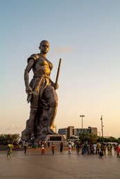 Amazone;-Bénin;-Boulevard-de-la-Marina;-Bronze;-Cotonou;-Esplanade-des-Amazones;-Foule;-Kaleidos;-Kaleidos-images;-La-parole-à-limage;-Monument;-Sculpture;-Statue;-Stories-Pictures;-Tarek-Charara