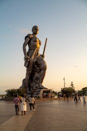 Amazon-Monument;-Benin;-Boulevard-de-la-Marina;-Bronze;-Cotonou;-Esplanade-des-Amazones;-Family;-Kaleidos;-Kaleidos-images;-La-parole-à-limage;-Sculpture;-Statue;-Stories-Pictures;-Tarek-Charara