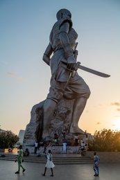 Amazone;-Bénin;-Boulevard-de-la-Marina;-Bronze;-Cotonou;-Coucher-de-soleil;-Esplanade-des-Amazones;-Kaleidos;-Kaleidos-images;-La-parole-à-limage;-Monument;-Sculpture;-Socle;-Statue;-Stories-Pictures;-Tarek-Charara