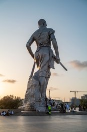 Amazone;-Bénin;-Boulevard-de-la-Marina;-Bronze;-Chantier;-Cotonou;-Coucher-de-soleil;-Esplanade-des-Amazones;-Grue;-Kaleidos;-Kaleidos-images;-La-parole-à-limage;-Monument;-Sculpture;-Statue;-Stories-Pictures;-Tarek-Charara