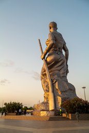 Amazone;-Bénin;-Boulevard-de-la-Marina;-Bronze;-Cotonou;-Coucher-de-soleil;-Esplanade-des-Amazones;-Guerrière;-Kaleidos;-Kaleidos-images;-La-parole-à-limage;-Monument;-Sabre;-Sculpture;-Statue;-Stories-Pictures;-Tarek-Charara